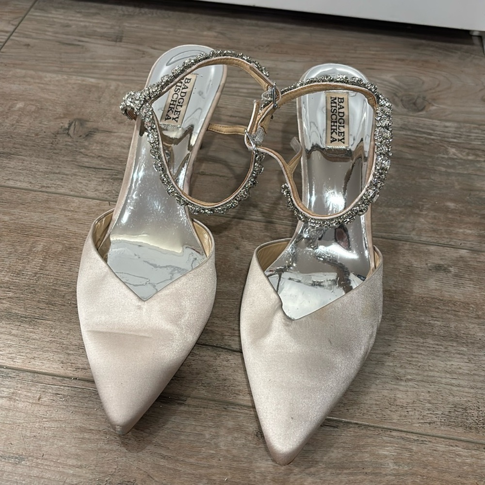 Jewel Badgley Mischka champagne kitten heel size 11